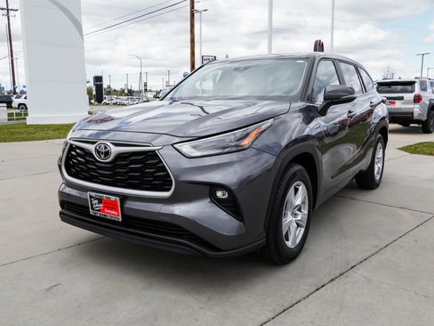 Used 2023 Toyota Highlander LE FWD image 4