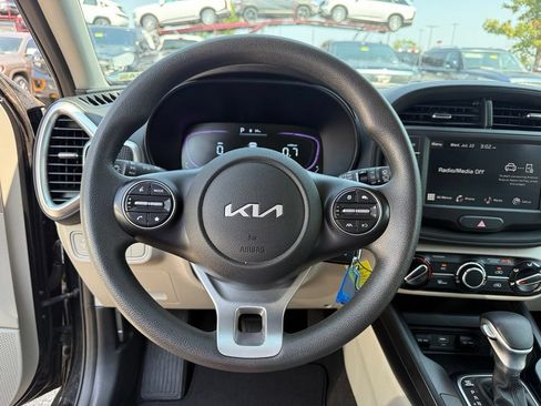 Used 2025 Kia Soul LX FWD image 11