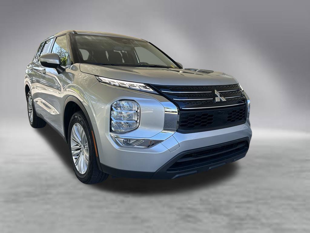 Used 2024 Mitsubishi Outlander ES FWD image 2