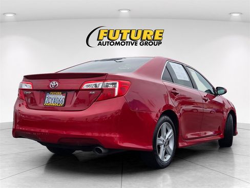 Used 2014 Toyota Camry L image 4