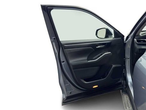 Used 2023 Toyota Highlander XLE image 10