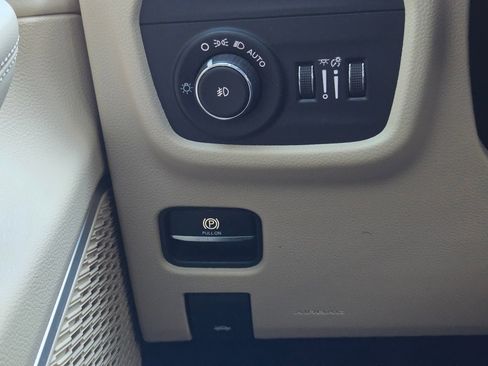 Used 2022 Jeep Grand Cherokee Limited image 18