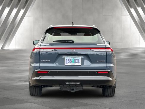 Used 2025 Toyota Crown Signia w/ Advanced Technology Package image 5