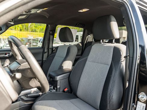 Used 2022 Toyota Tacoma TRD Off-Road w/ Technology Package AWD/4WD image 19