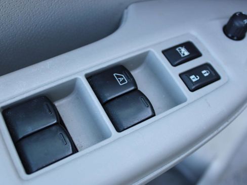 Used 2014 Nissan Quest S image 16