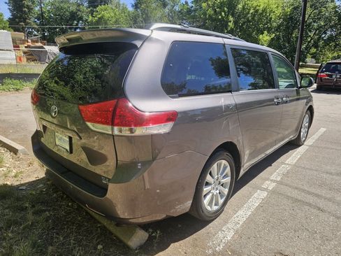 Used 2013 Toyota Sienna XLE AWD/4WD image 5