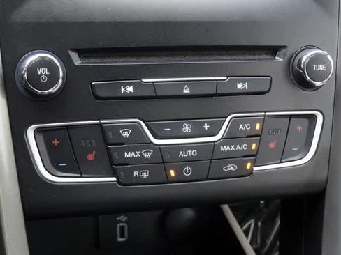 Used 2018 Ford Fusion SE w/ Fusion SE Technology Package FWD image 29
