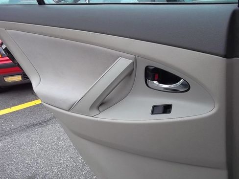 Used 2009 Toyota Camry LE FWD image 12