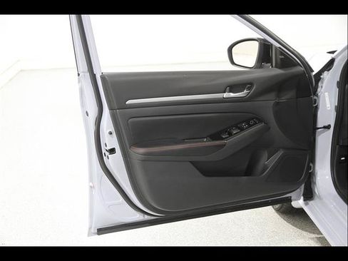 Used 2025 Nissan Altima 2.5 SR AWD/4WD image 4