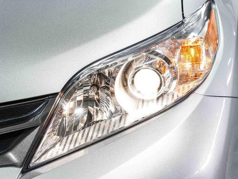 Certified 2020 Toyota Sienna XLE w/ XLE Navigation Package FWD image 7