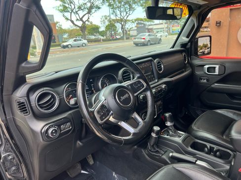 Used 2020 Jeep Gladiator Overland AWD/4WD image 14