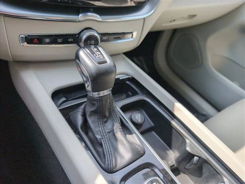 Used 2019 Volvo XC60 T5 Momentum w/ Premium Package AWD/4WD image 12