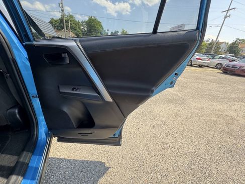 Used 2018 Toyota RAV4 LE AWD/4WD image 37