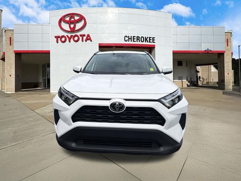 Used 2025 Toyota RAV4 XLE AWD/4WD image 2
