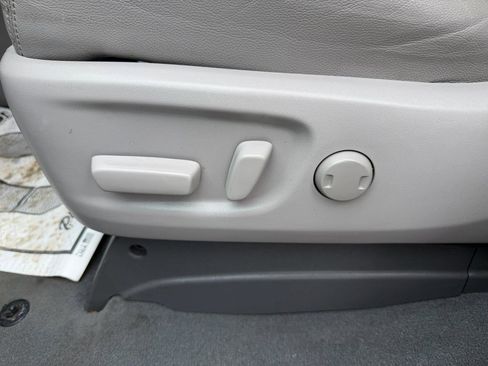 Used 2019 Toyota Sienna XLE FWD image 17