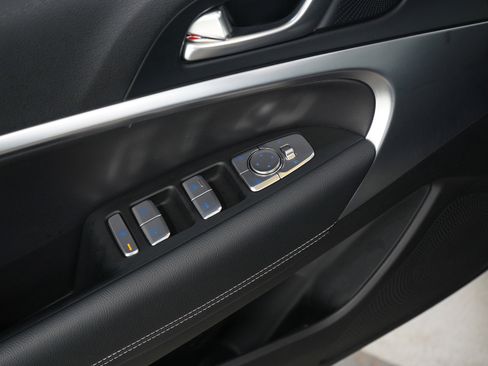 Used 2025 Genesis G70 2.5T image 19