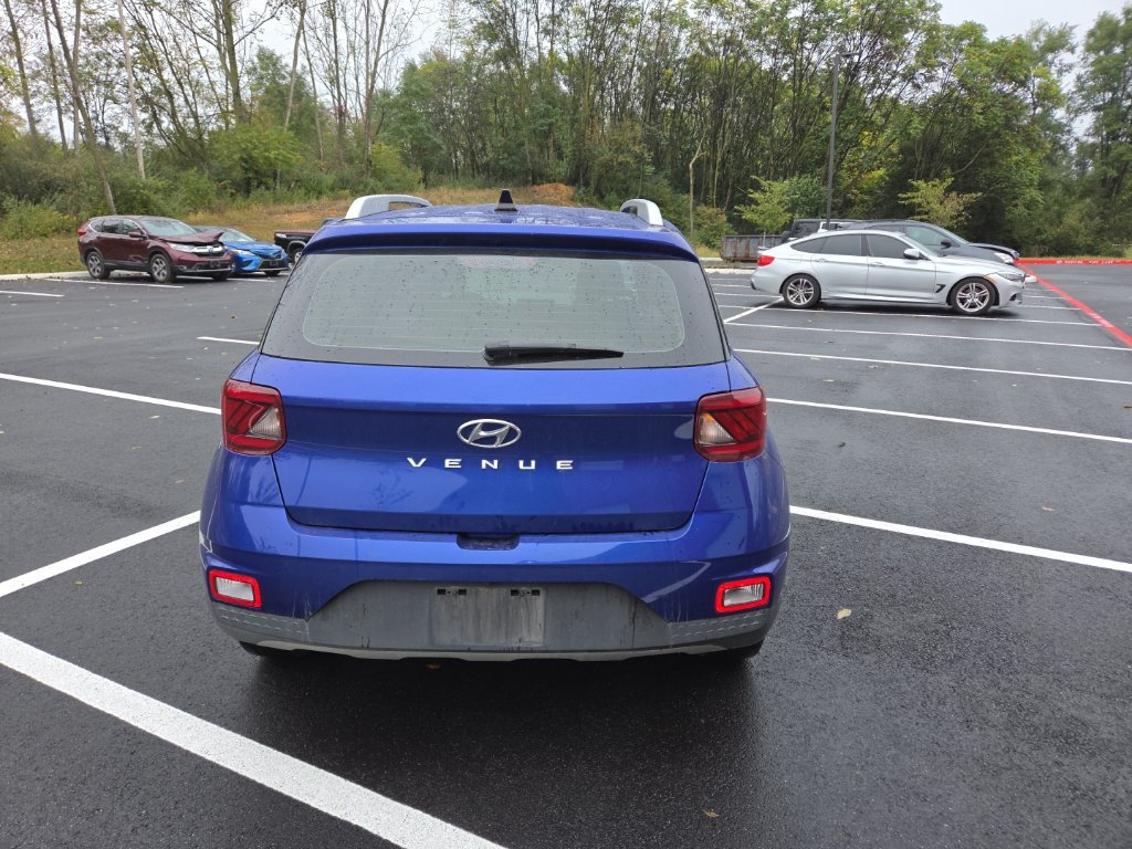 Certified 2022 Hyundai Venue Limited w/ Cargo Package FWD image 10