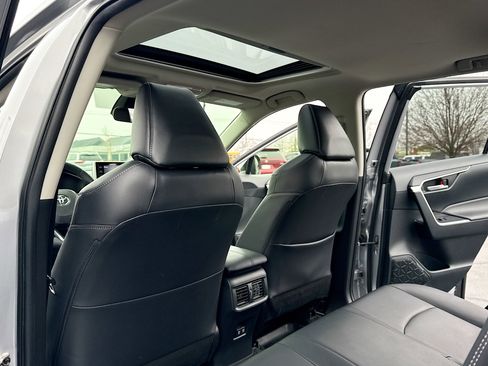 Used 2019 Toyota RAV4 XLE Premium image 6