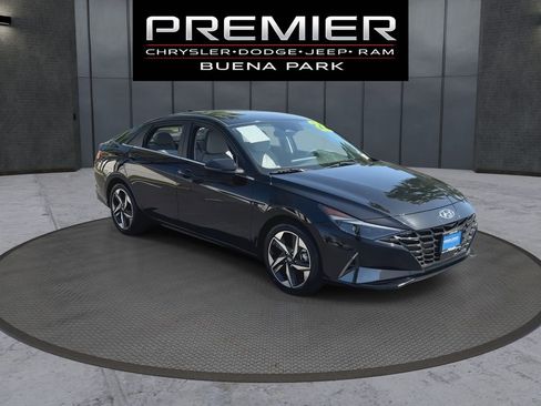 Used 2022 Hyundai Elantra Limited FWD image 2