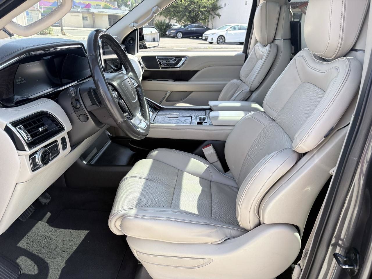 Used 2018 Lincoln Navigator Select w/ Technology Package RWD image 30