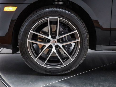 Certified 2025 Porsche Macan image 10