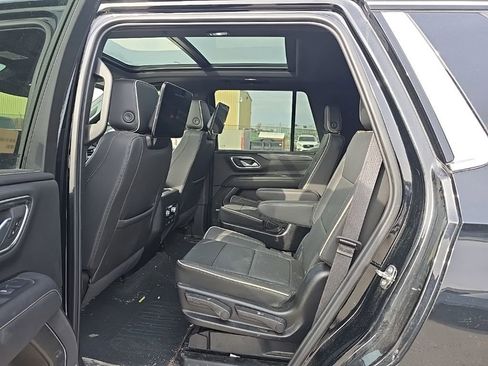 Used 2024 GMC Yukon SLT w/ SLT Luxury Package image 16