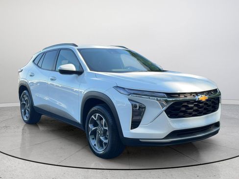Used 2025 Chevrolet Trax LT FWD image 1