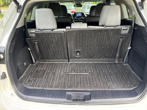 Used 2021 Toyota Highlander XLE AWD/4WD image 37