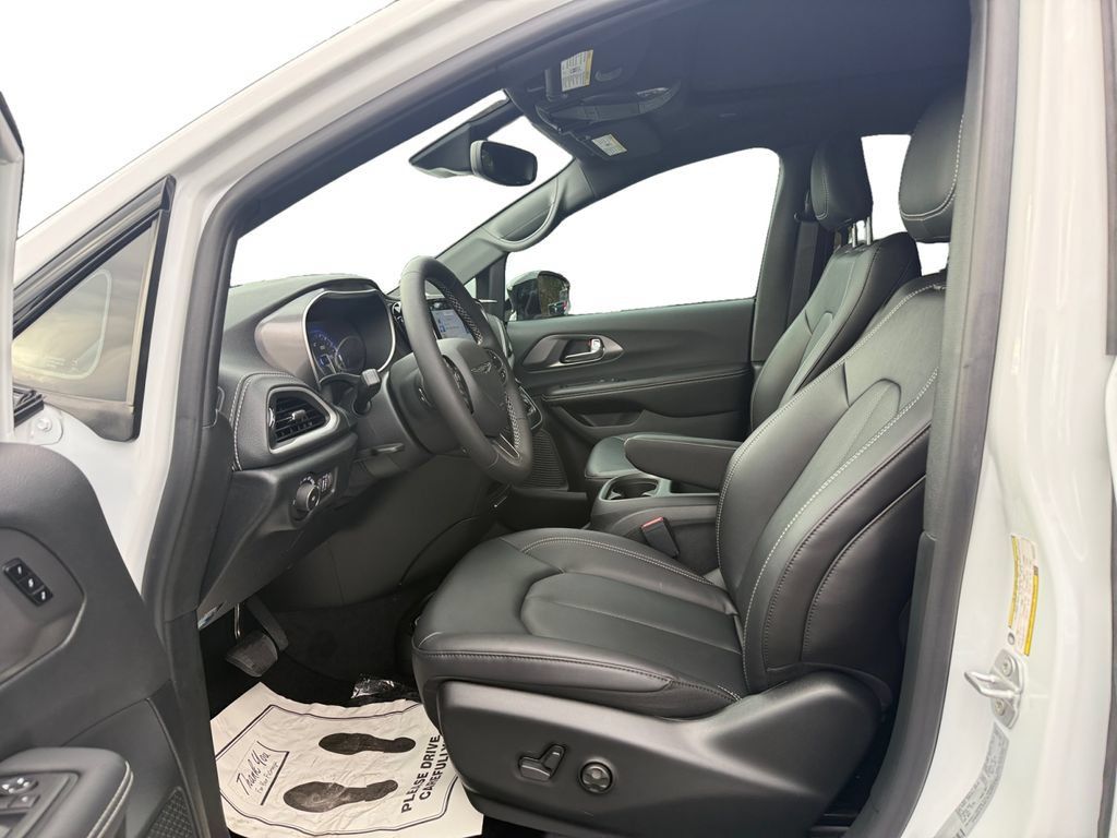 New 2026 Chrysler Pacifica Select FWD image 9