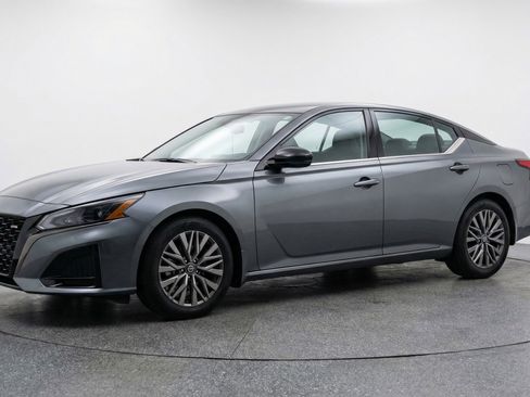 Used 2025 Nissan Altima 2.5 SV image 3