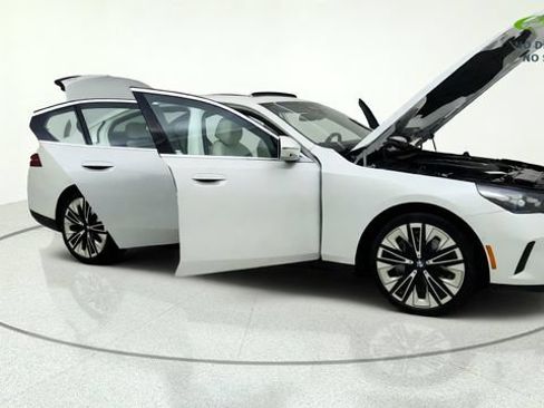Used 2025 BMW 540i xDrive AWD/4WD image 8