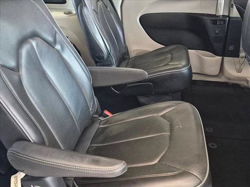 Used 2019 Chrysler Pacifica Limited FWD image 16