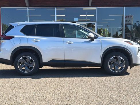 Used 2025 Nissan Rogue SV FWD image 3