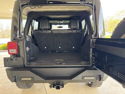 Used 2016 Jeep Wrangler Unlimited Rubicon w/ Connectivity Group AWD/4WD image 29
