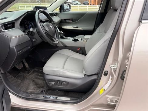 Used 2024 Toyota Venza XLE image 13