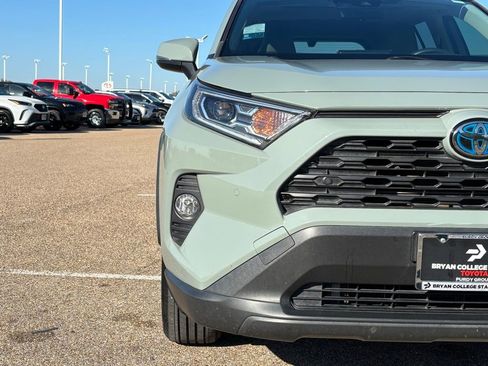 Used 2021 Toyota RAV4 XLE Premium image 4