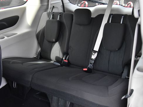 Used 2023 Chrysler Voyager LX image 38