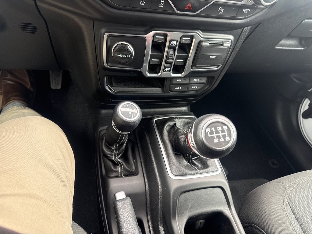 Used 2019 Jeep Wrangler Unlimited Sahara w/ Dual Top Group AWD/4WD image 23