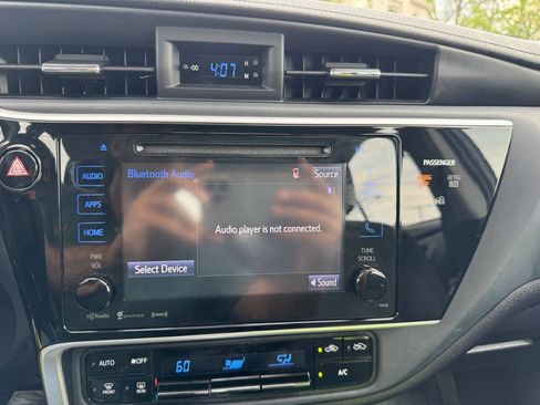 Used 2017 Toyota Corolla LE w/ LE Premium Package w/Moonroof FWD image 10