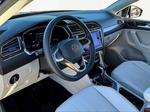 Used 2022 Volkswagen Tiguan SE image 13