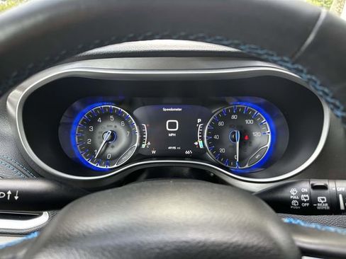 Used 2021 Chrysler Pacifica Touring-L w/ Uconnect Theater Family Group FWD image 12