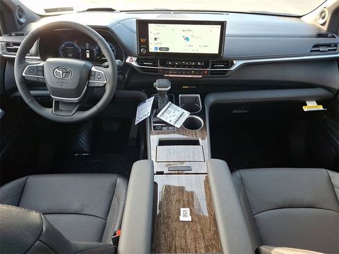 New 2026 Toyota Sienna Platinum image 11