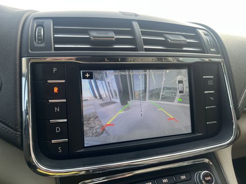 Used 2018 Lincoln Continental Select image 21