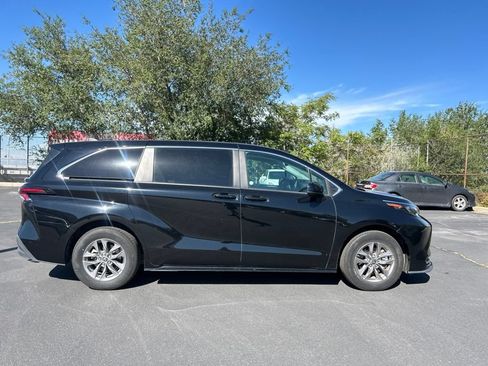 Used 2025 Toyota Sienna LE FWD image 5