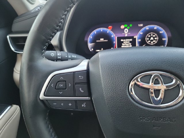 Used 2025 Toyota Highlander Limited AWD/4WD image 16