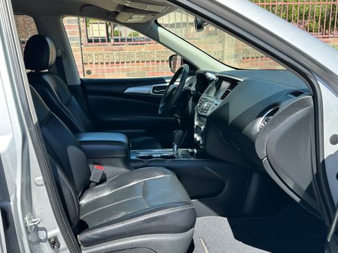 Used 2017 Nissan Pathfinder SL image 11
