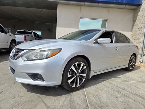 Used 2017 Nissan Altima 2.5 SR image 2