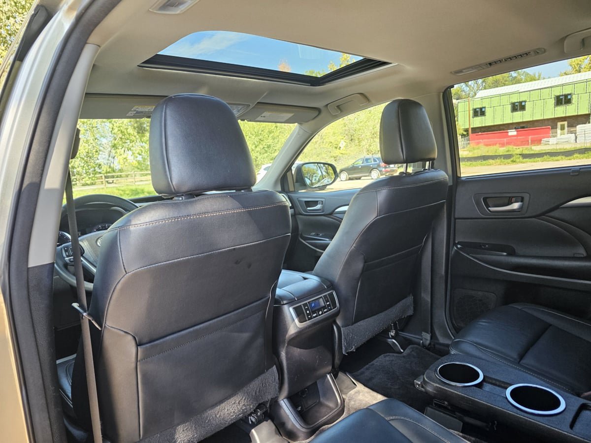 Used 2016 Toyota Highlander XLE AWD/4WD image 28