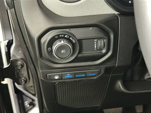 Used 2024 Jeep Wrangler Unlimited w/ Convenience Group AWD/4WD image 19
