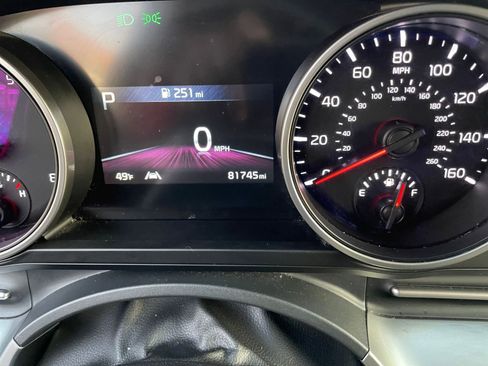 Used 2023 Kia Carnival LX image 40